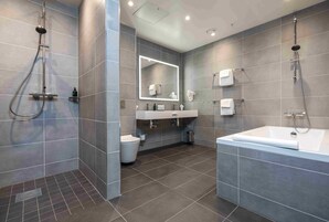 Suite, no fumadores | Baño | Secador de pelo, suelo radiante, toallas y jabón