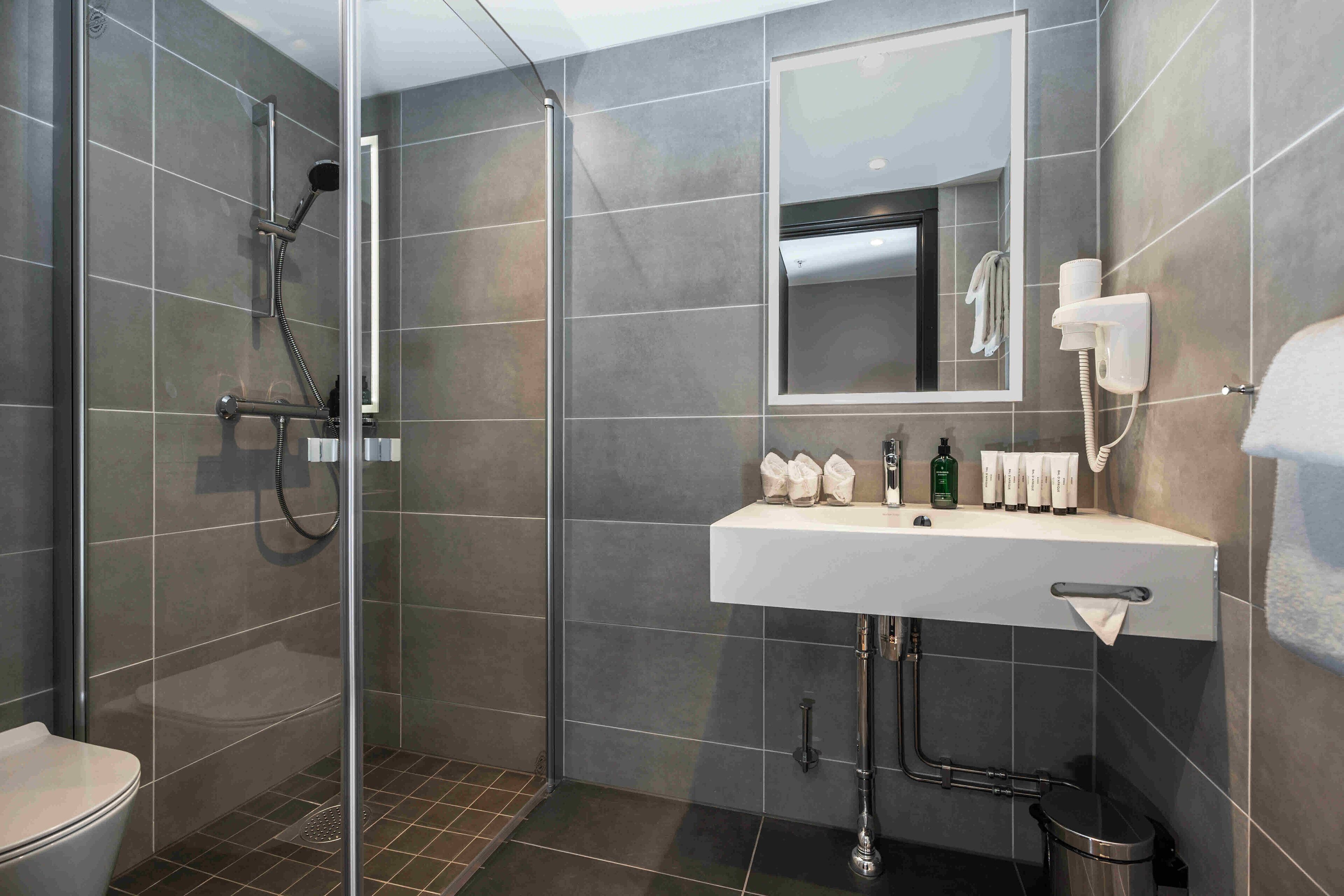 Colchones con pillow-top, cortinas blackout y sistema de insonorización 