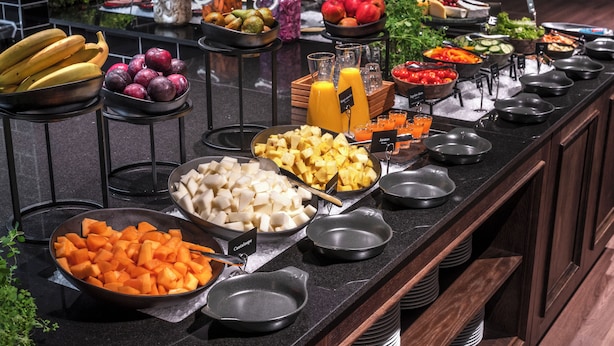 A buffet with various fruits, vegetables, and beverages. - Thon Hotel Panorama (Oslo)