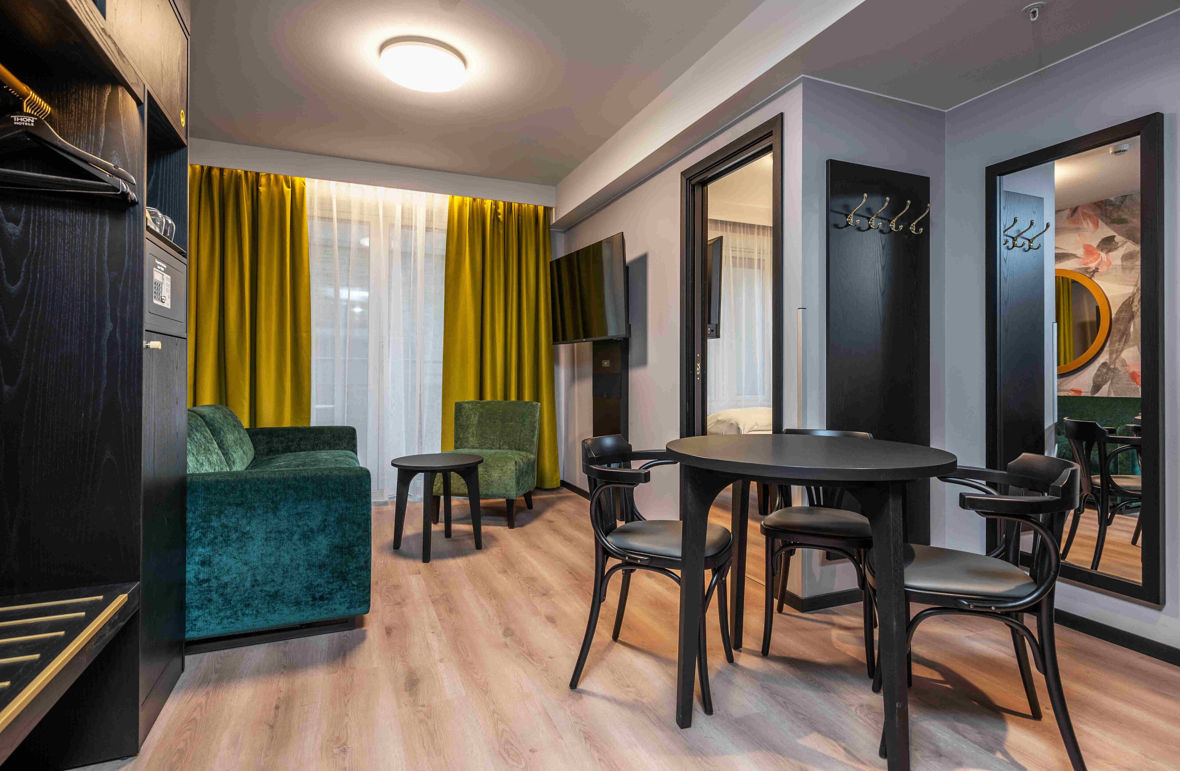 Colchones con pillow-top, cortinas blackout y sistema de insonorización 