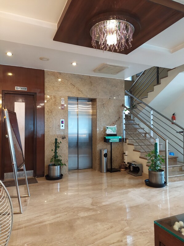 Lobby - Silicrest Hotel (Bengaluru)