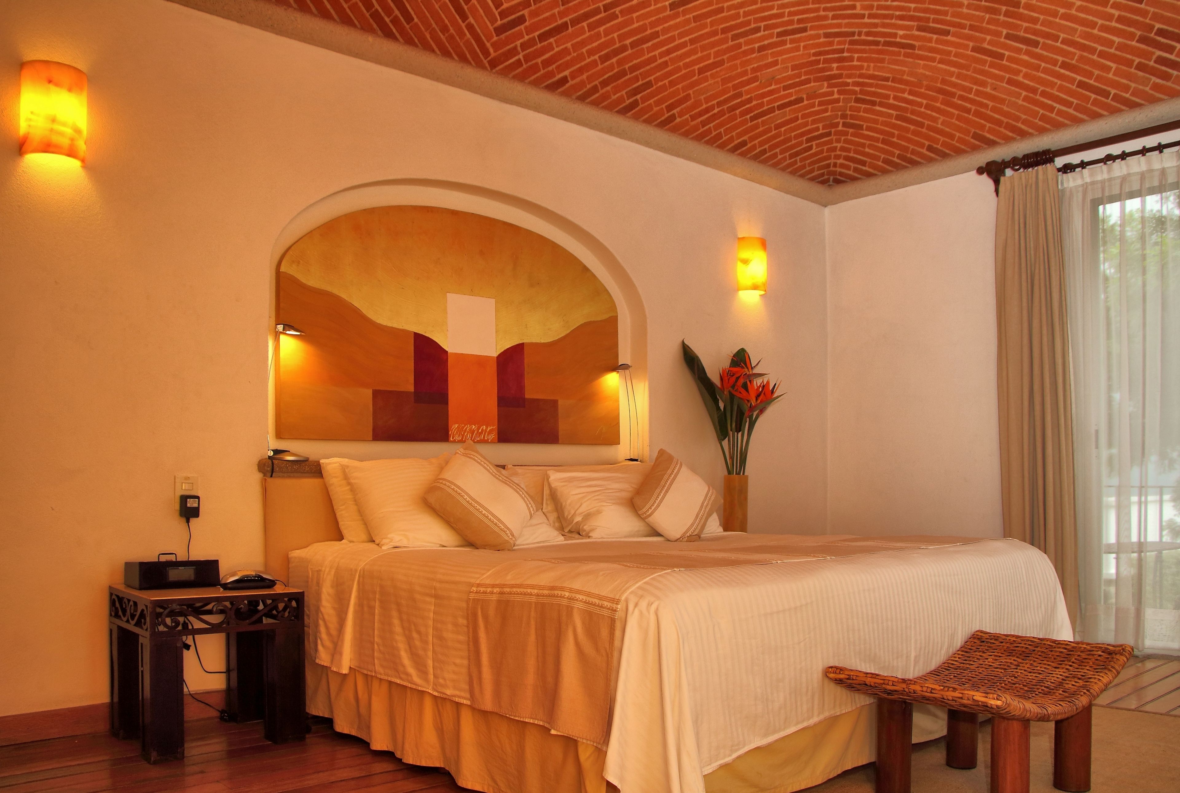 Romantic Suite with a Bathtub | Ropa de cama de alta calidad y camas con pillow-top 