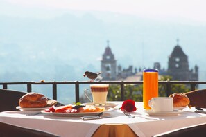 Breakfast, lunch, dinner and brunch served  - Posada del Tepozteco - Hotel & Gallery (Tepoztlán)