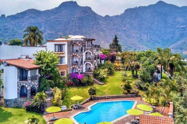 Hồ bơi ngoài trời, mở cửa từ 8:00 đến 20:00, dù/ô trên bãi biển/hồ bơi