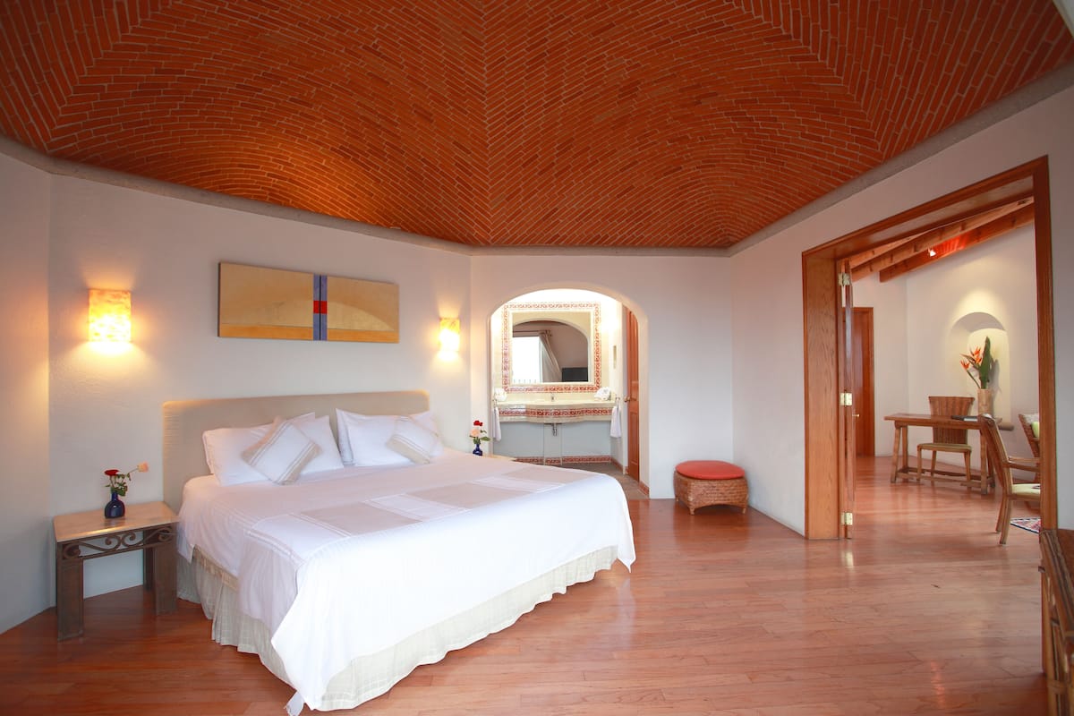 Master Suite with Jacuzzi and Panoramic Terrace | 1 間睡房、高級寢具、特厚豪華床墊、房內夾萬