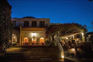 Majoituspaikan julkisivu illalla/yöllä