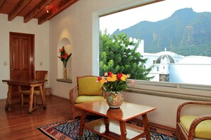 Master Suite with Jacuzzi and Panoramic Terrace | Phòng khách | Smart TV 