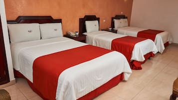 Habitación triple | Escritorio y espacio para trabajar con un portátil