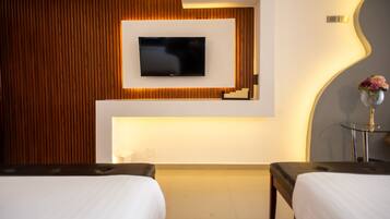 Premium Room | Desk, laptop workspace, soundproofing, iron/ironing board