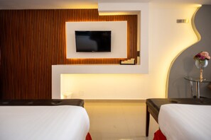Premium Room | Meja, ruang kerja komputer riba, kalis bunyi, seterika/papan seterika