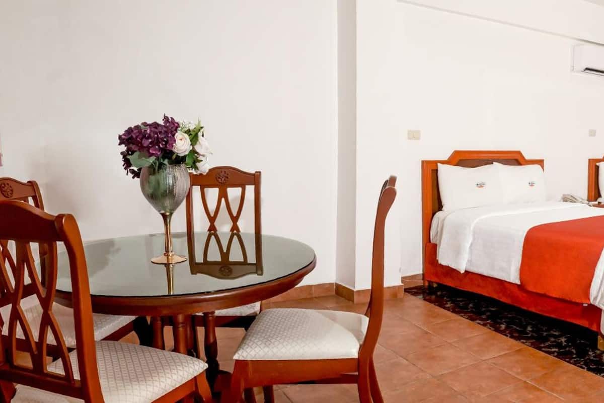 Escritorio y espacio para trabajar con laptop