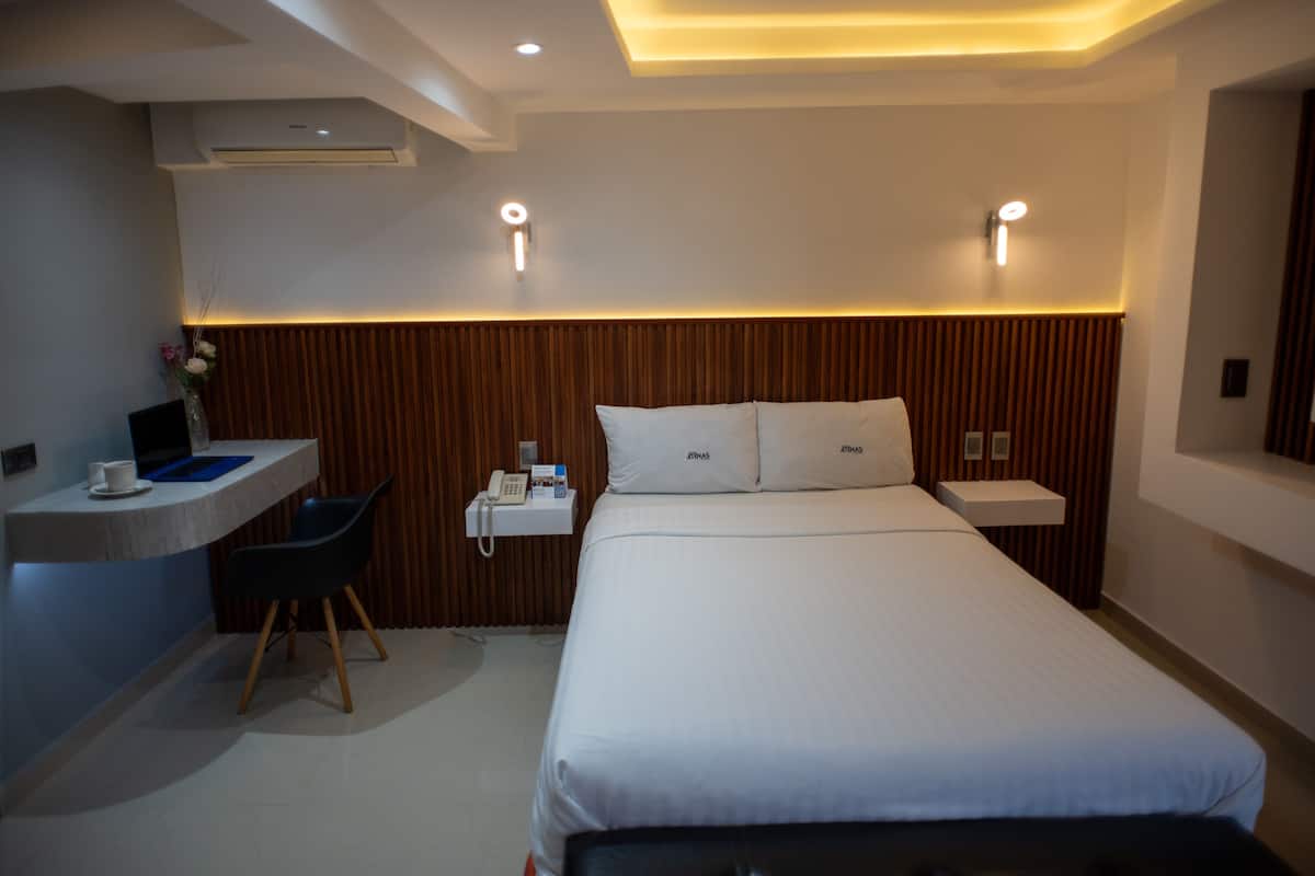 Escritorio y espacio para trabajar con laptop