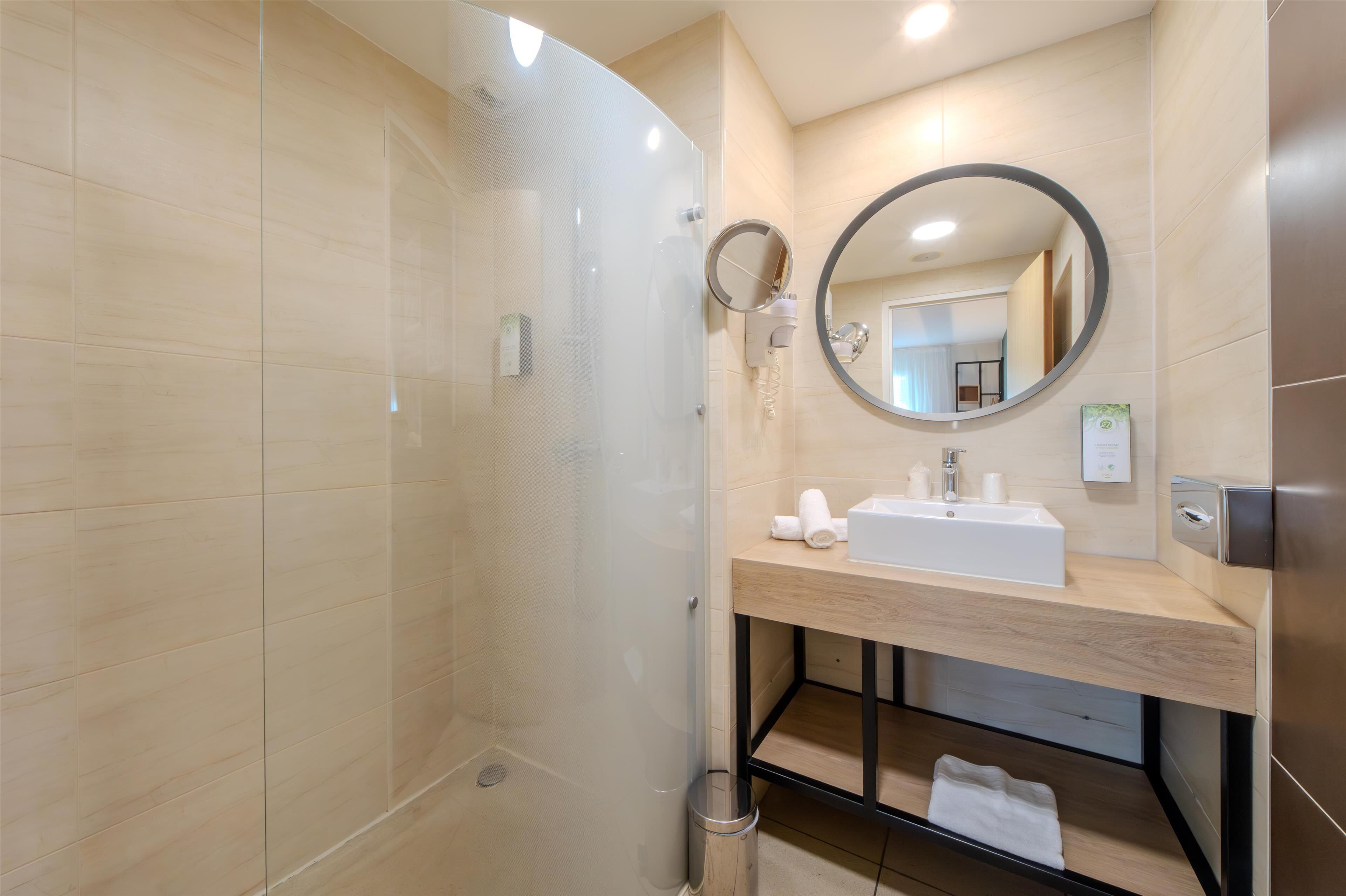 مستلزمات للعناية الشخصية صديقة للبيئة، مجففات شعر، مناشف، صابون