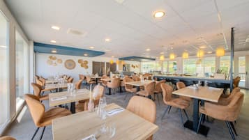 Breakfast, lunch, dinner served; local and international cuisine