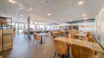 Frühstück, Mittagessen, Abendessen, lokale und internationale Küche