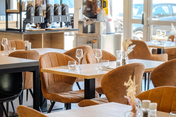 Breakfast, lunch, dinner served; local and international cuisine