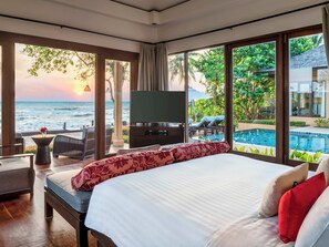 A bedroom with a large bed, a TV, and a view of the ocean and pool. - Mövenpick Asara Resort & Spa Hua Hin (Hua Hin)