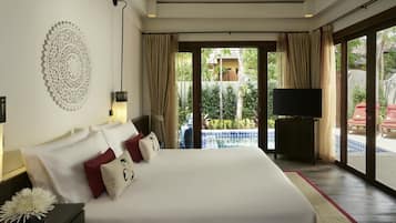 Une chambre spacieuse avec un grand lit, un ventilateur de plafond, une télévision et une vue sur une piscine et un espace extérieur.
