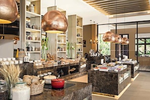 Bữa sáng buffet hàng ngày (750 THB/mỗi người)