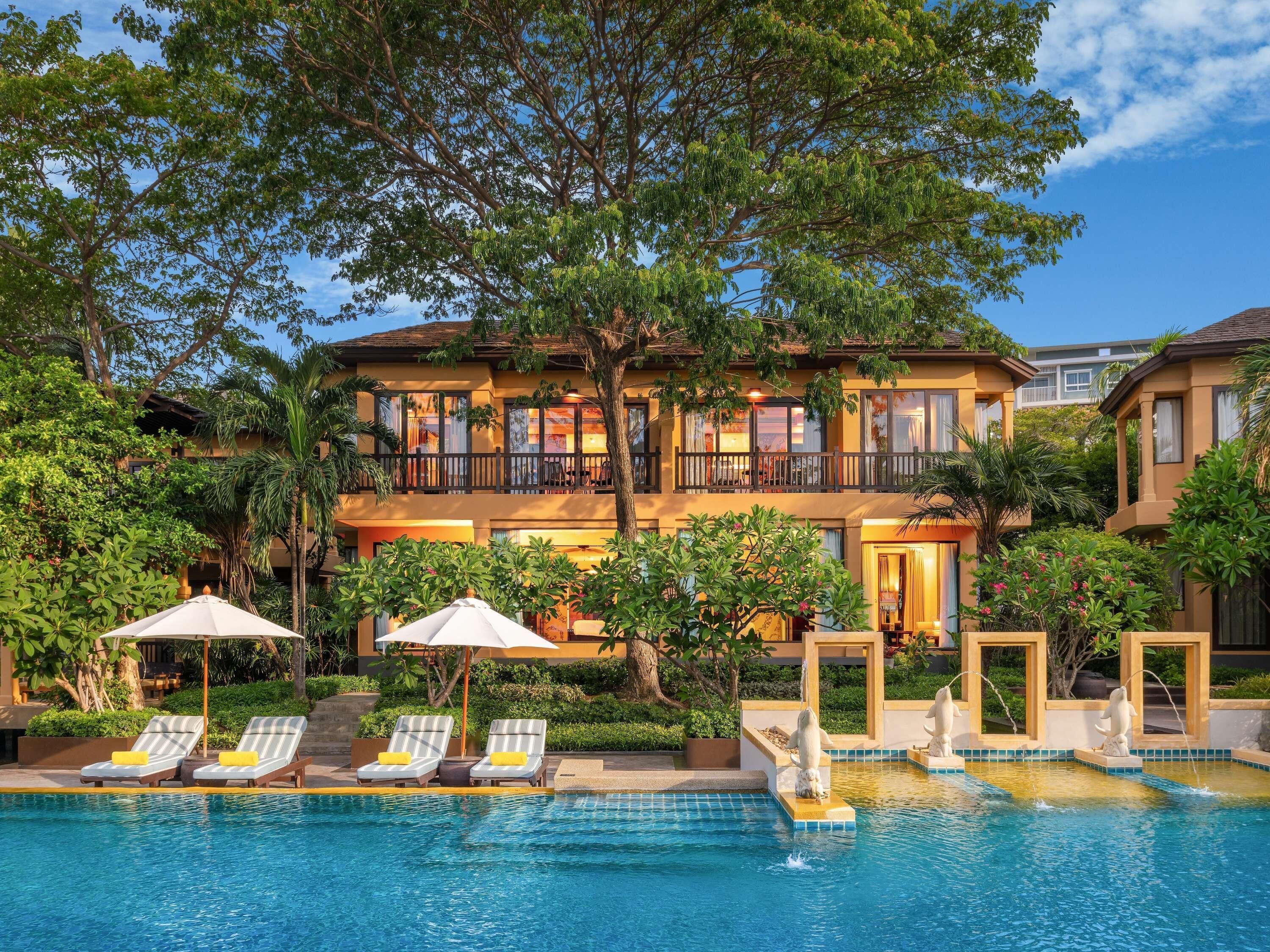 Minibaari, tallelokero huoneessa, pimennysverhot, silitysrauta/-lauta