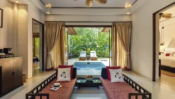 Une pièce spacieuse avec un grand lit, une table à manger et une vue sur un jardin luxuriant.