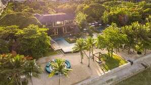 A resort with a swimming pool, palm trees, and a view of mountains. - Mövenpick Asara Resort & Spa Hua Hin (Hua Hin)