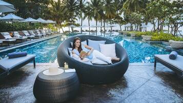 2 kolam renang terbuka, payung kolam, kerusi lepak pantai