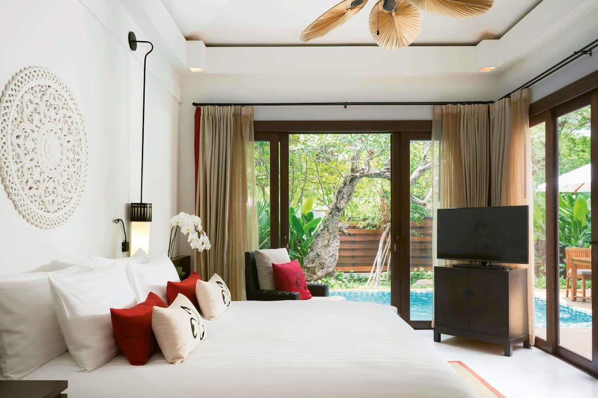 ميني بار وخزنة داخل الغرفة وستائر تعتيم ومكواة/لوح كي