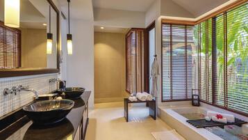 Presidential Villa, Oceanfront | Bar mini, peti besi dalam bilik, langsir/tirai gelap terus