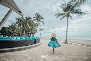 Ghế dài tắm nắng, dù trên bãi biển, khăn tắm biển