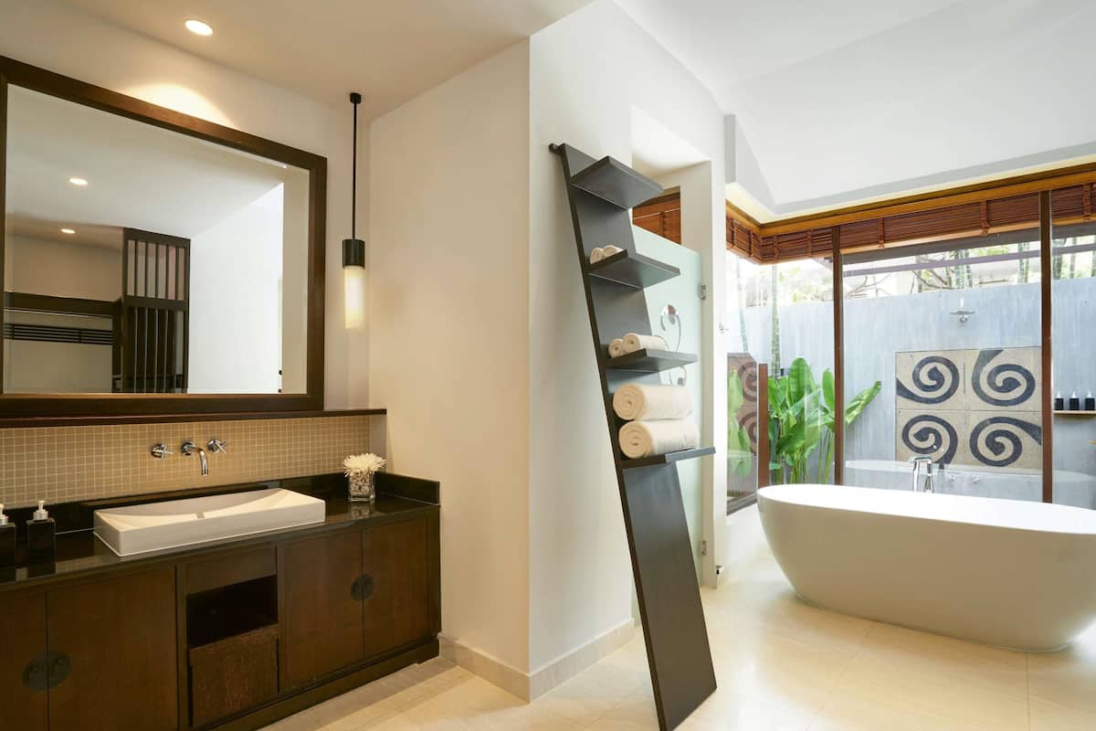 Suite junior, 1 cama de matrimonio grande | Minibar, caja fuerte, cortinas opacas y tabla de planchar con plancha