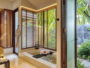 Bañera y ducha independientes, cabezal de ducha tipo lluvia