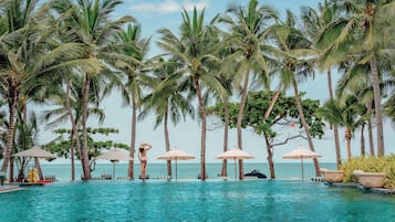 2 piscines a l'aire lliure (horari: 07:00-19:00), para-sols i gandules