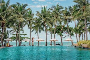 2 hồ bơi ngoài trời, dù/ô trên bãi biển/hồ bơi, ghế dài tắm nắng 