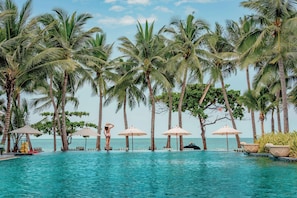 2 hồ bơi ngoài trời, dù/ô trên bãi biển/hồ bơi, ghế dài tắm nắng