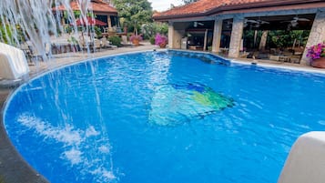 Una piscina al aire libre, tumbonas