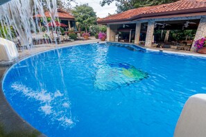 Outdoor pool, sun loungers - Villas Hermosa Heights (Sardinal)
