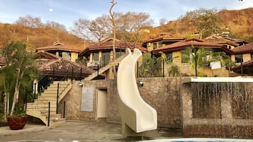 Una piscina al aire libre, tumbonas