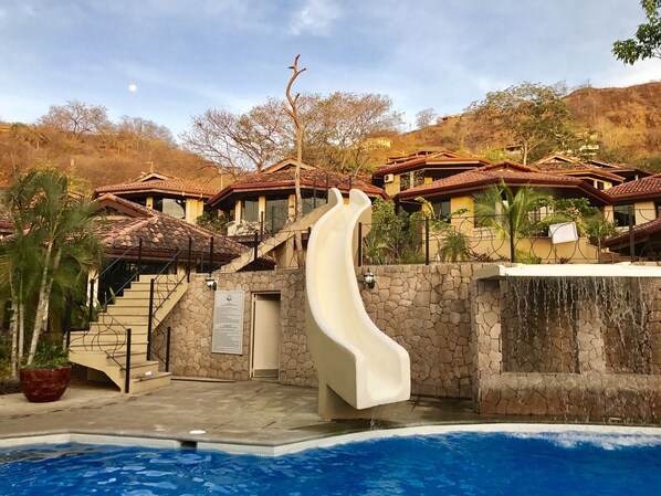 Outdoor pool, sun loungers - Villas Hermosa Heights (Sardinal)