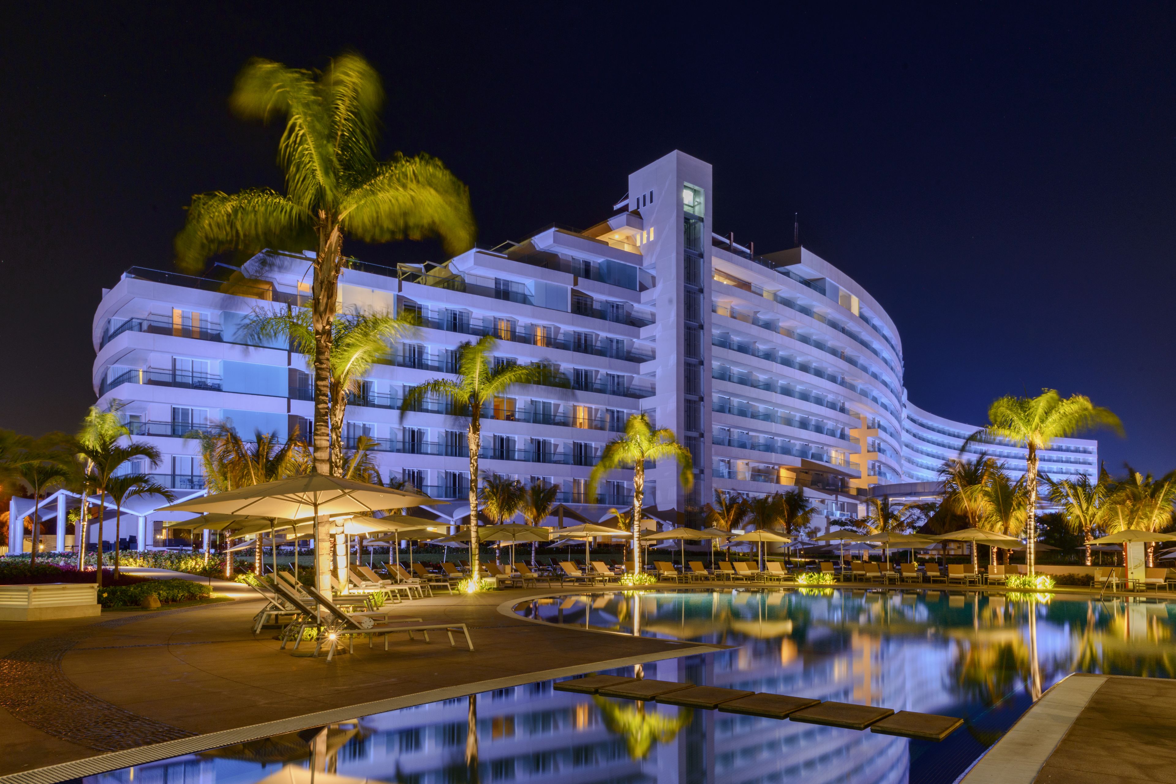 6 outdoor pools, open 7:00 am to 8:00 pm, pool umbrellas, pool loungers