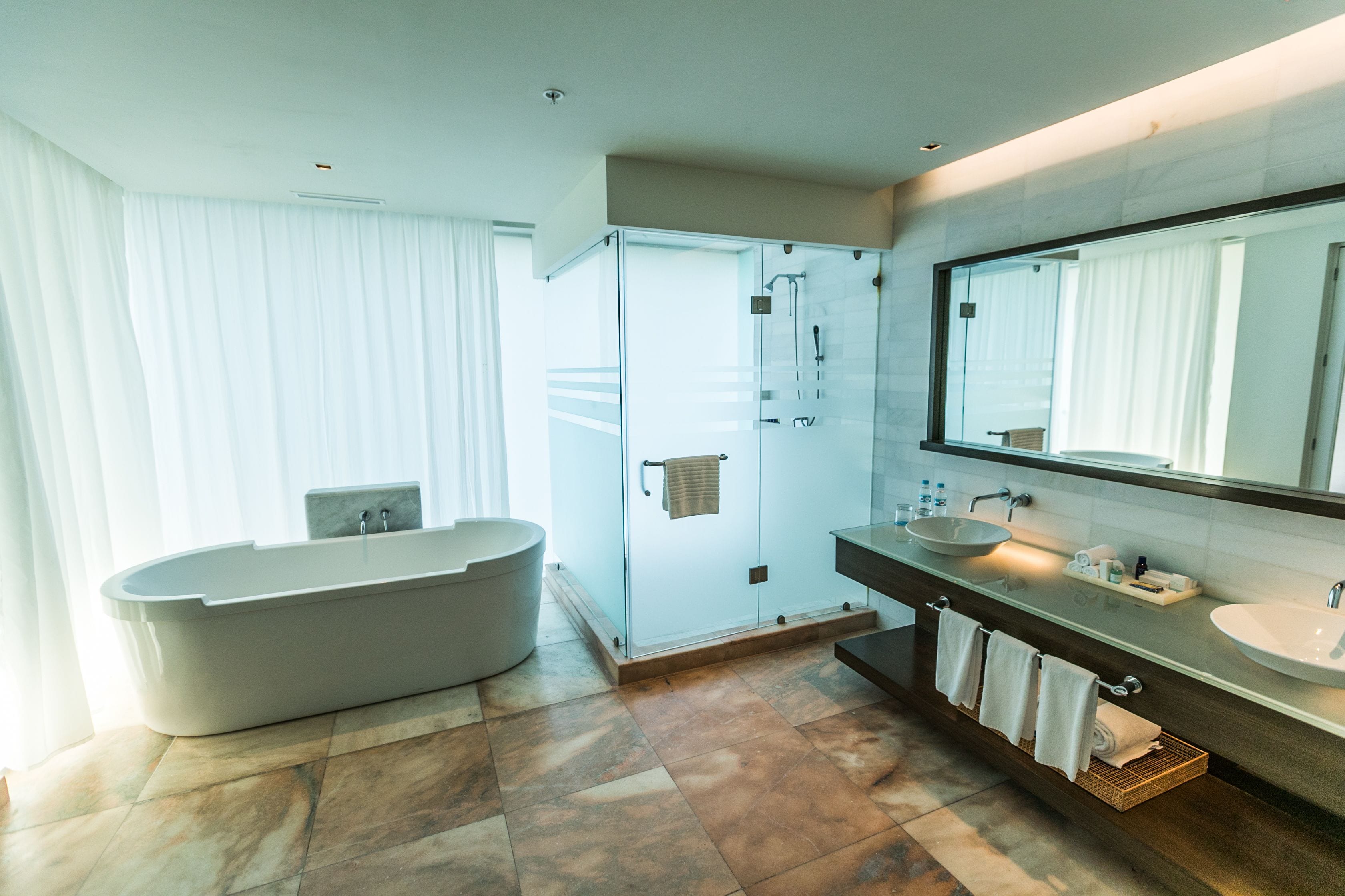 One Bedroom Penthouse King Size Bed Diamante View | Edredons de pluma, cofres nos quartos, escrivaninha