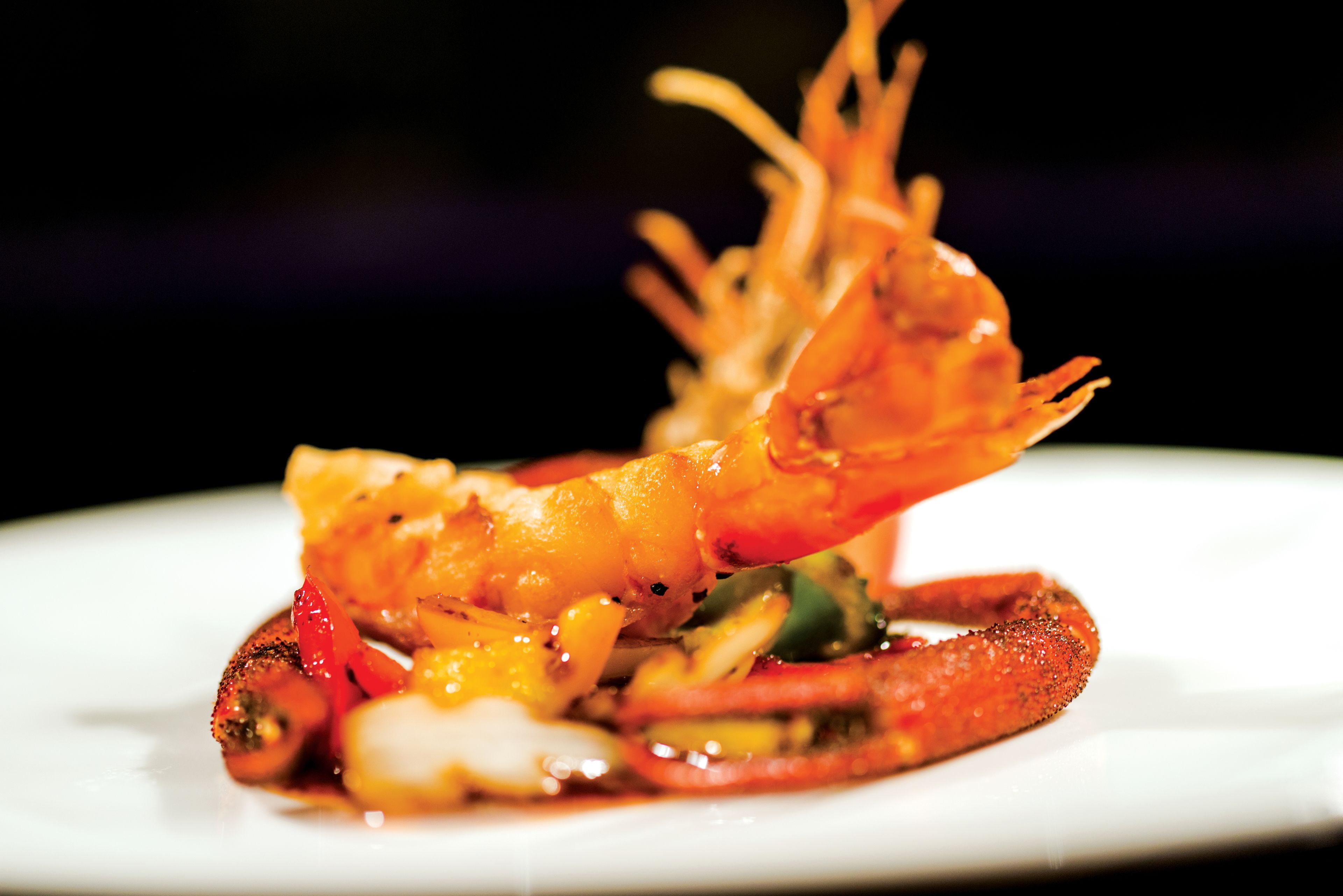 A plate of food with shrimp and vegetables.