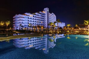 6 outdoor pools, open 7:00 AM to 8:00 PM, pool umbrellas, pool loungers - Hotel Palacio Mundo Imperial (Acapulco)