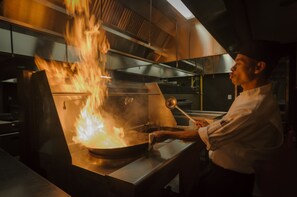4 restaurantes, se sirven desayunos, comidas, cenas y mariscos
