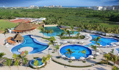 6 piscinas al aire libre, sombrillas, sillones reclinables de piscina
