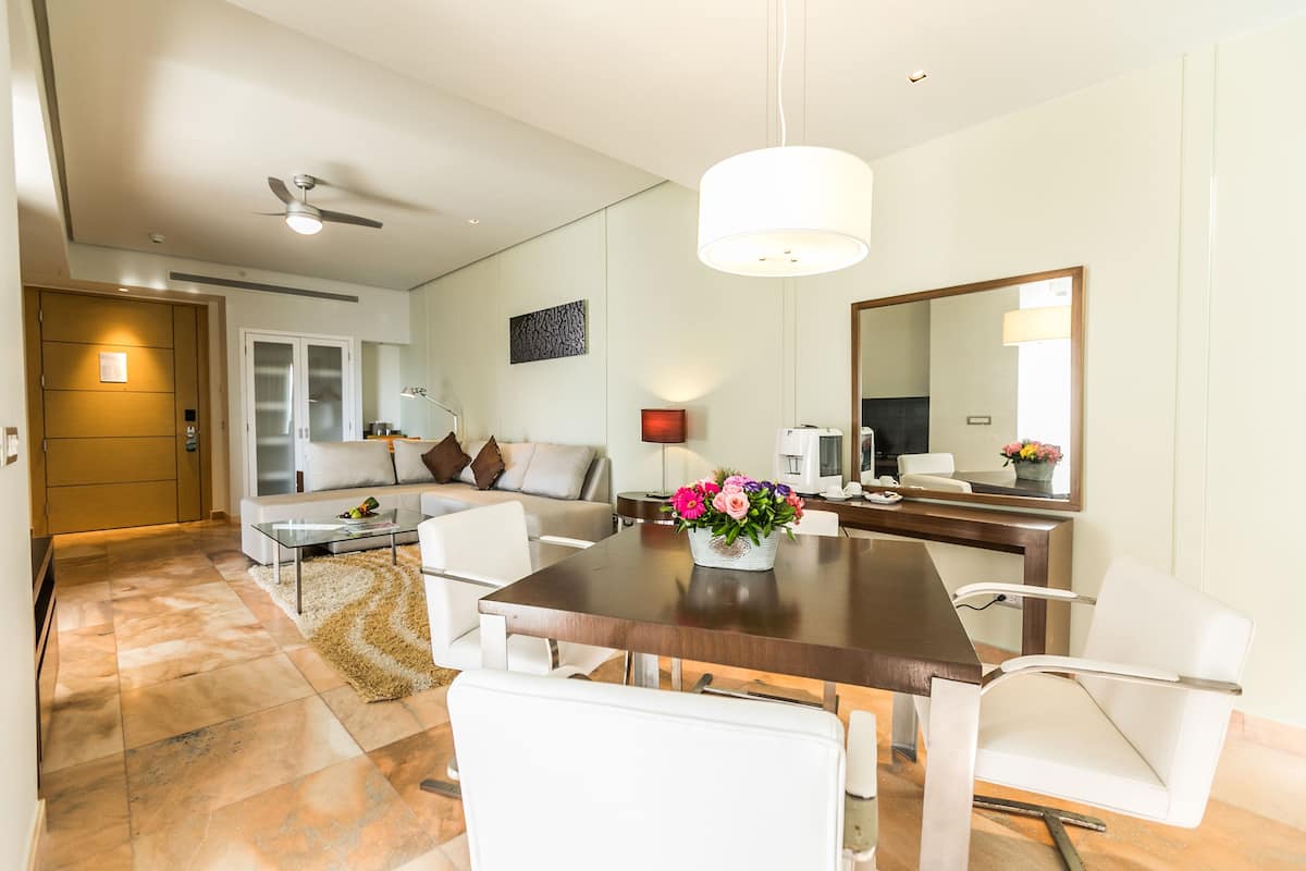 One Bedroom Penthouse King Size Bed Diamante View