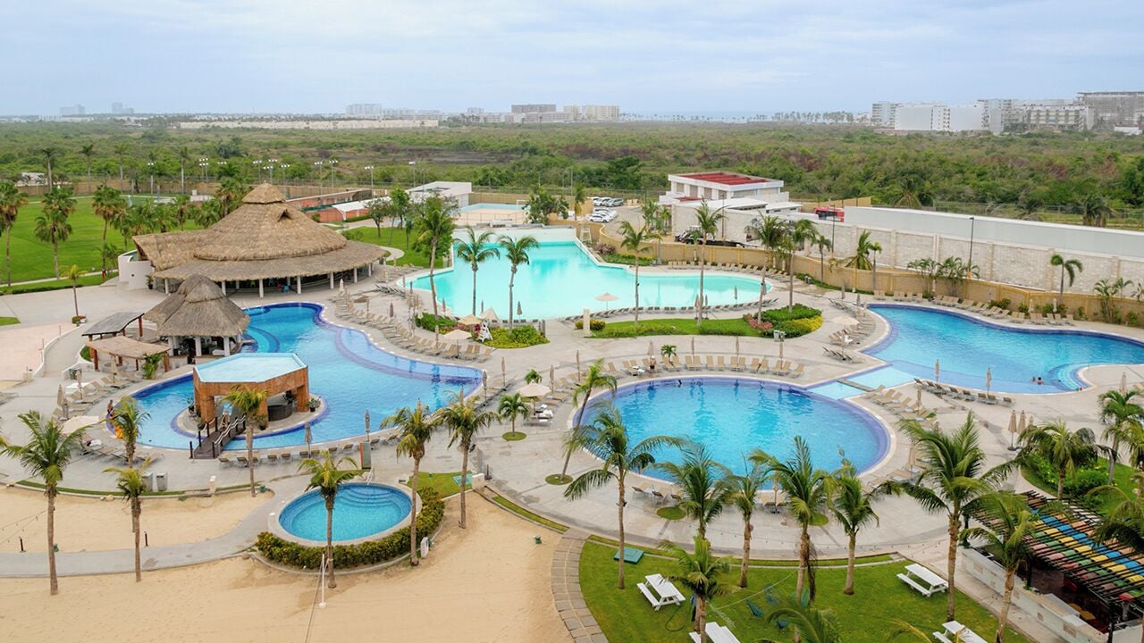 6 albercas al aire libre, sombrillas en la alberca y camastros 