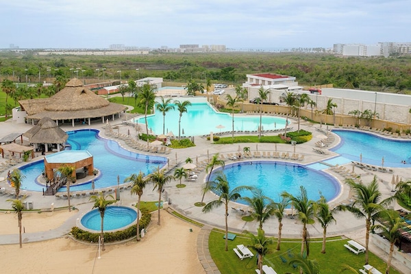 6 kolam renang outdoor, dengan payung kolam renang dan kursi berjemur