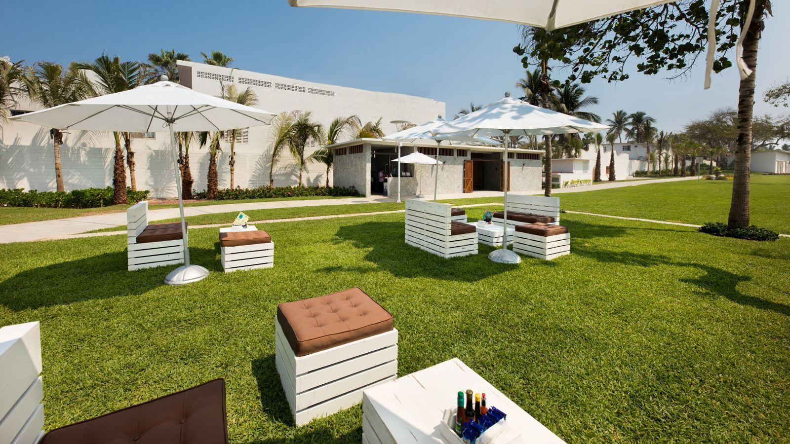 6 outdoor pools, open 7:00 am to 8:00 pm, pool umbrellas, pool loungers