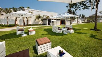 6 piscines extérieures, parasols de plage, chaises longues